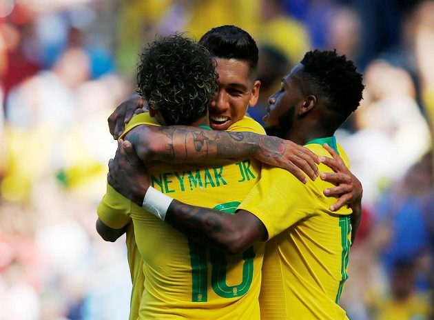 Brazilec Firmino (vzadu) se spoluhráči Neymarem a Fredem gól v přípravném duelu s Chorvatskem.