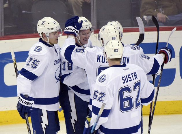 Hrači Tampy Bay gratulují Ondřeji Palátovi (18) ke gólu v zápasen NHL proti New Jersey. Jedním z gratulantů je i další Čech v sestavě Blesků Andrej Šustr (62).