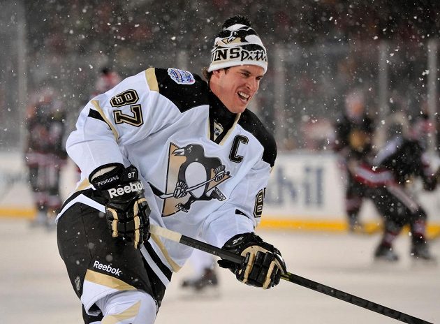 Vedoucí muž kanadského bodování letošní sezóny NHL Sidney Crosby na rozbruslení před utkáním s Chicagem.