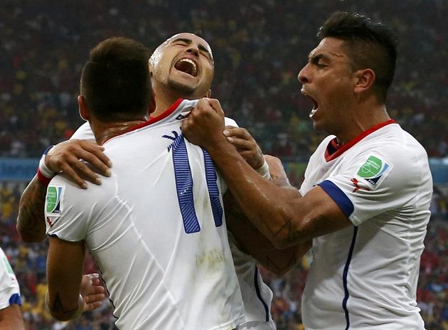 Chilští fotbalisté Eduardo Vargas (zleva), Arturo Vidal a Gonzalo Jara oslavují triumf nad mistry světa.