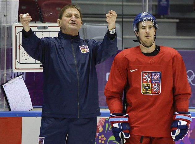 Alois Hadamczik udílí pokyny na tréninku české hokejové reprezentace v Soči. Vedle něj pozorně naslouchá Roman Červenka.