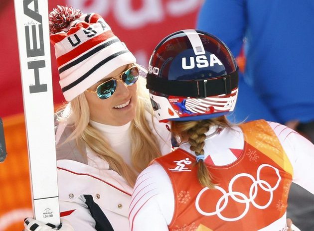 Američanka Lindsey Vonnová (vlevo) sice v cíli rozdávala úsměvy, na olympijské zlato ze sjezdu ale musela zapomenout. Brala bronzovou medaili.