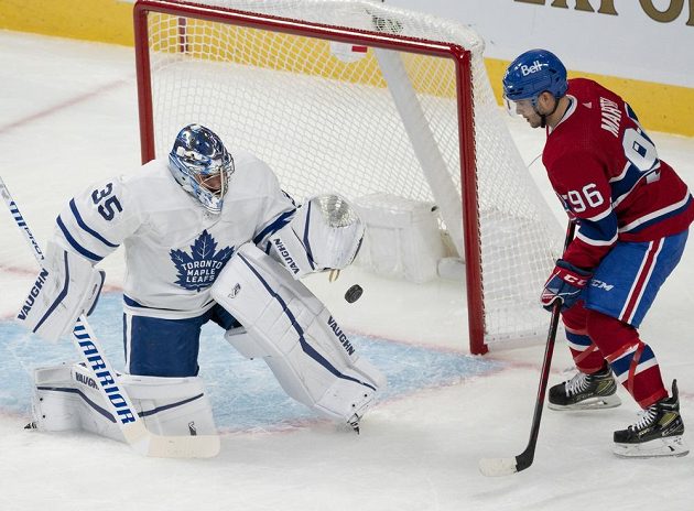 Český gólman Toronta Maple Leafs Petr Mrázek chytá střelu montrealského Danicka Martela během přípravného utkání na nový ročník NHL.