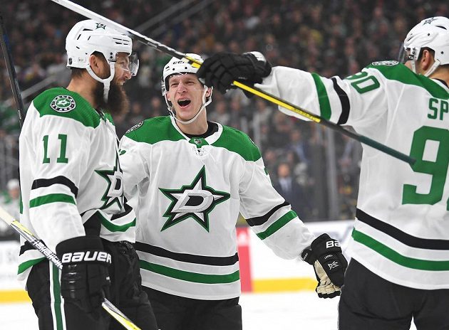 Radost hokejistů týmu Dallas Stars po vstřeleném gólu na ledě Vegas Golden Knights. Se spoluhráči slaví i český útočník Martin Hanzal (11).