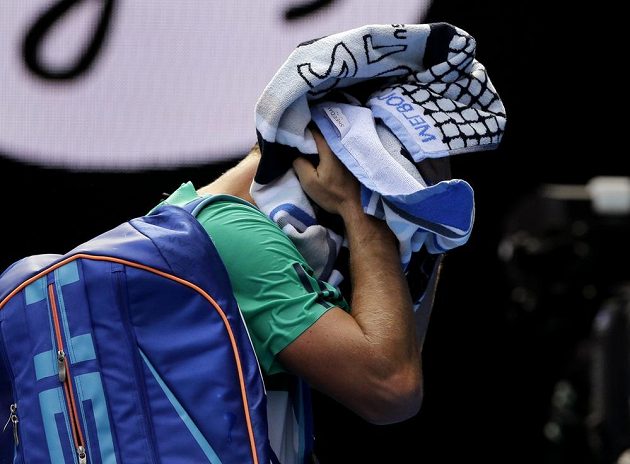 Zklamaný Tomáš Berdych po porážce s Rogerem Federerem ve čtvrtfinále Australian Open.