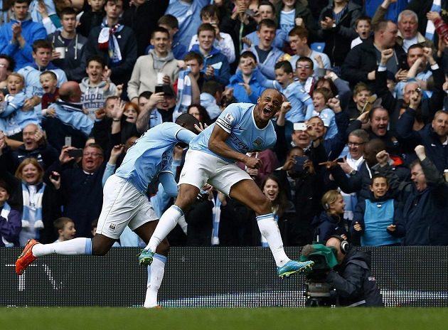 Kapitán Manchesteru City Vincent Kompany (vpravo) slaví gól proti West Hamu United.