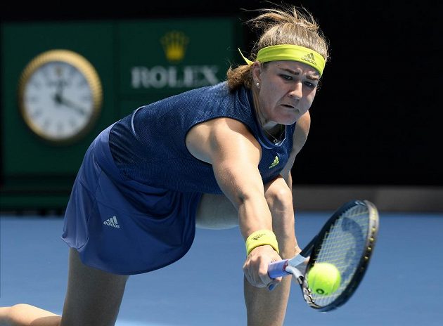 Česká tenistka Karolína Muchová se natahuje na Australian Open po míčku v derby s Karolínou Plíškovou.