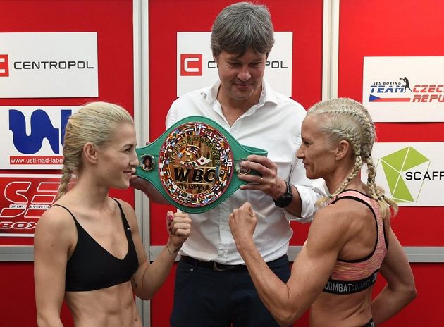 Česká boxerka Fabiana Bytyqi v Ústí nad Labem získala titul mistryně světa organizace WBC v lehké minimuší váhové kategorii,porazila Britku Denise Castleovou na body.