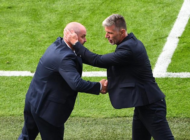 Manažer skotské reprezentace Steve Clarke se zdraví po utkání EURO s českým koučem Jaroslavem Šilhavým.