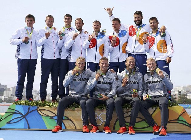 Dole zlatí medailisté Max Rendschmidt, Tom Liebscher, Max Hoff a Marcus Gross z Německa. Nad nimi čeští kajakáři zleva Daniel Havel, Lukáš Trefil, Josef Dostál a Jan Štěrba s bronzovou medailí. Vlevo je stříbrný slovenský tým Denis Myšák, Erik Vlček, Juraj Tarr a Tibor Linka.