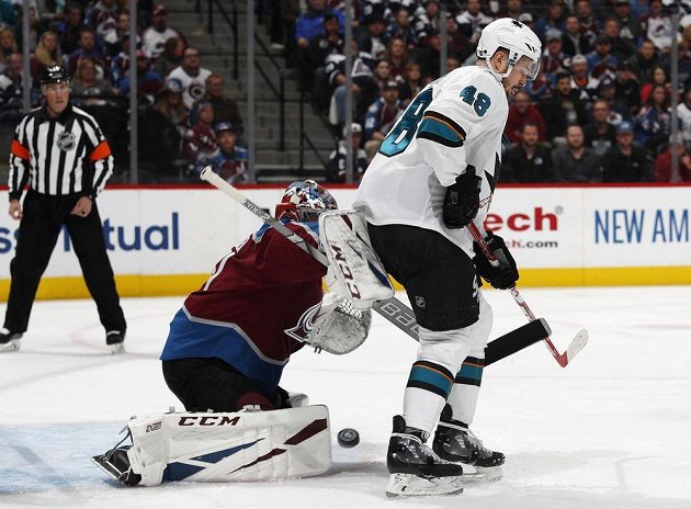 Útočník San Jose Sharks Tomáš Hertl v akci před gólmanem Colorada v utkání play off NHL.