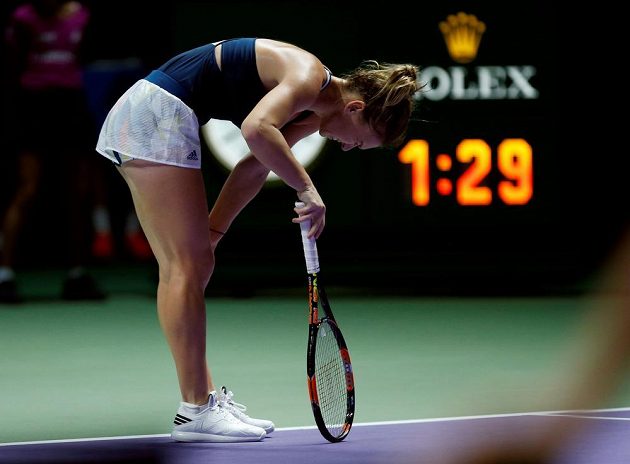 Rumunská tenistka Simona Halepová v zápase s Dominikou Cibulkovou na Turnaji mistryň.