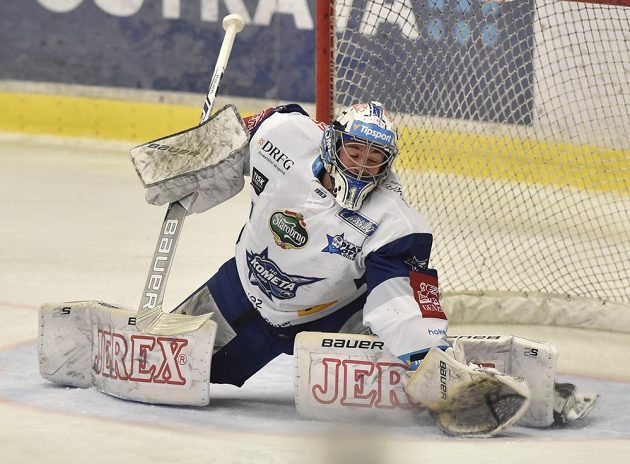 Brankář Marek Čiliak z Brna zasahuje během čtvrtfinále play off na ledě Vítkovic.