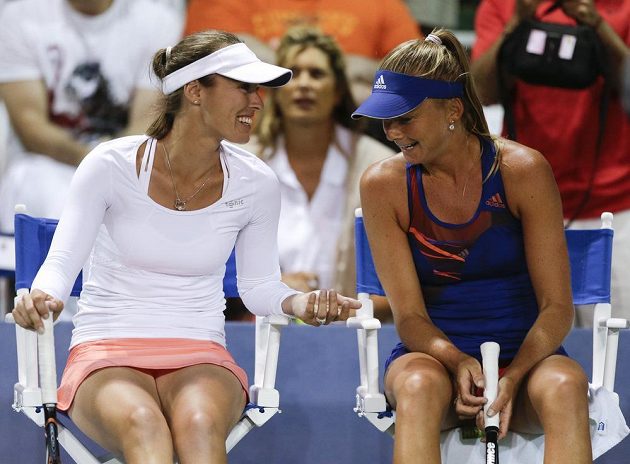 Švýcarská tenistka Martina Hingisová (vlevo) se Slovenkou Danielou Hantuchovou na turnaji v Carlsbadu.