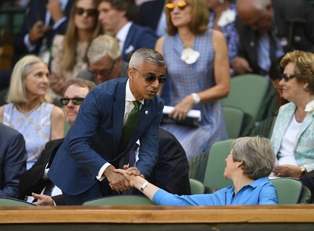 Wimbledonské mužské finále sledovala i britská premiérka Theresa Mayová, rukou si v hledišti potřásla s londýnským starostou Sadiqem Khanem.