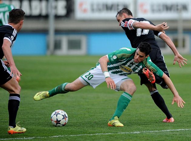 Jakub Rada z Bohemians (uprostřed), vpravo Jiří Kladrubský a vlevo Petr Benát z Budějovic.