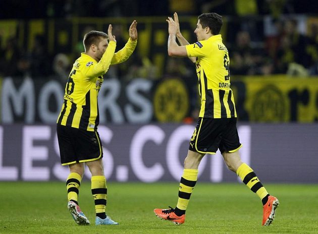 Vyrovnávací gól Borussie zařídil Robert Lewandowski (vpravo), který si plácá se svým spoluhráčem Jakubem Blaszczykowskim.