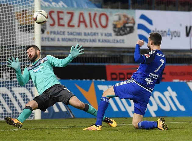 Olomoucká šance na vyrovnání v závěru. Michal Ordoš pálil nad branku plzeňského Matúše Kozáčika.