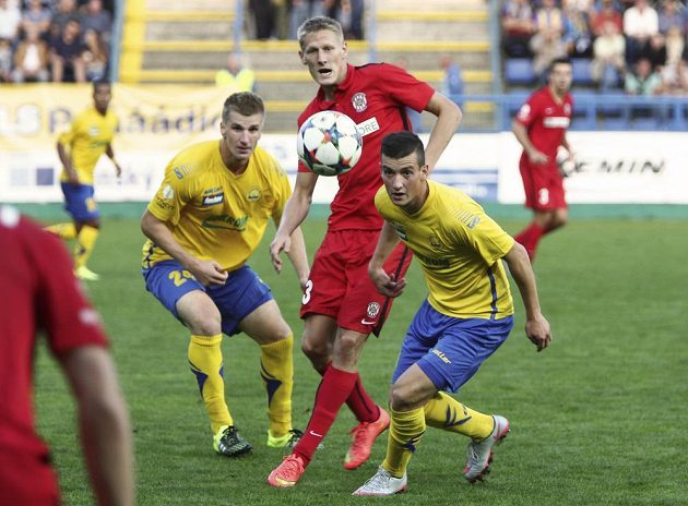 Brněnský Michal Škoda z Brna (uprostřed) a zlínští fotbalisté Jakub Jugas (vlevo) a Lukáš Holík (vpravo).