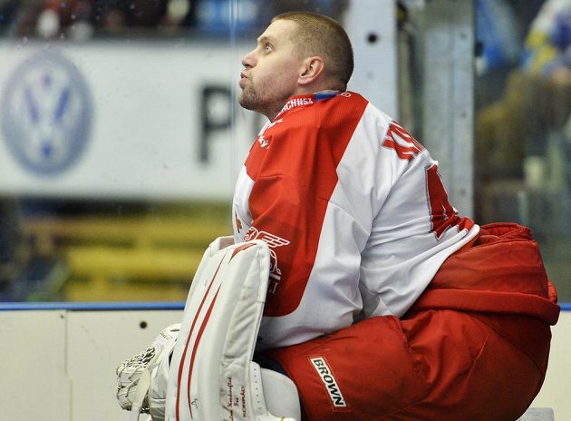 Naštvaný brankář Olomouce Branislav Konrád zahodil přilbu. V Plzni dostali hanáci deset gólů.