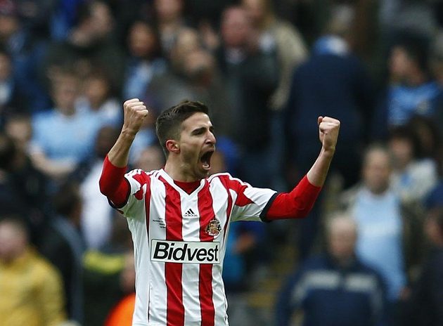 Ital Fabio Borini ze Sunderlandu slaví vedoucí gól, který vstřelil Manchesteru City ve finále anglického Ligového poháru.