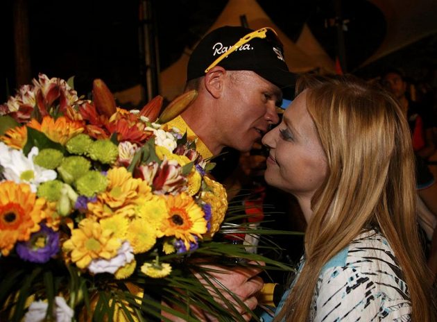 Vítěz stého ročníku Tour de France Christopher Froome se chystá políbit svou přítelkyni Michelle Coundovou.