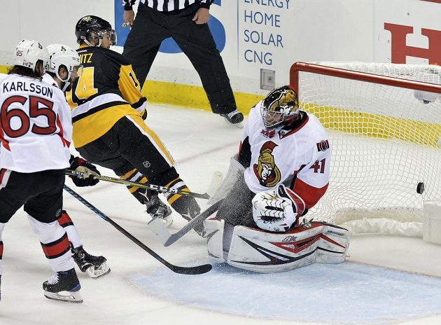 Chris Kunitz (14) z Pittsburghu střílí svou první branku v rozhodujícím sedmém zápase Východní konference proti Ottawě.