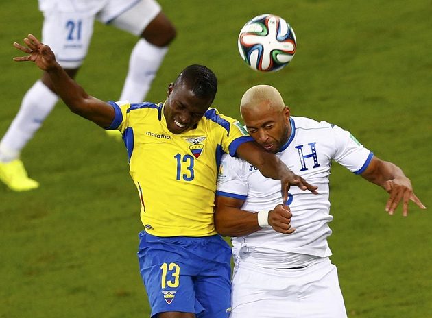 Ekvádorský útočník Enner Valencia (vlevo) a Víctor Bernárdez z Hondurasu v hlavičkovém souboji.