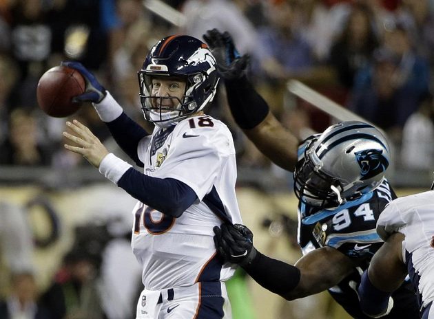 Peyton Manning (18) z Denver Broncos s Kony Ealy (94) v dresu Caroliny Panthers při finále ligy amerického fotbalu NFL.