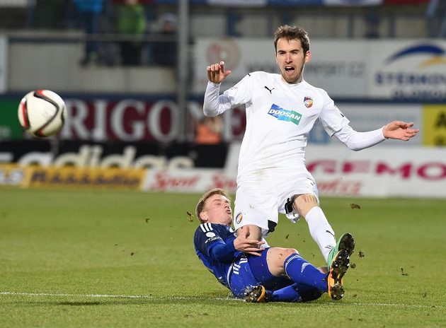 Petr Ševčík z Olomouce (vlevo) a Tomáš Hořava z Plzně v zápase 19. kola Synot ligy.