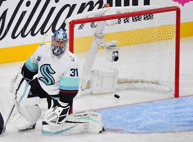 Brankář týmu Seattle Kraken Philipp Grubauer (31) inkasuje gól na ledě Vegas Golden Knights.