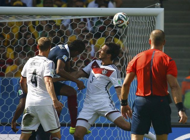 Německý stoper Mats Hummels (5) se prosadil přes francouzského obránce Varaneho a touho hlavičkou vstřelil vedoucí gól Německa.