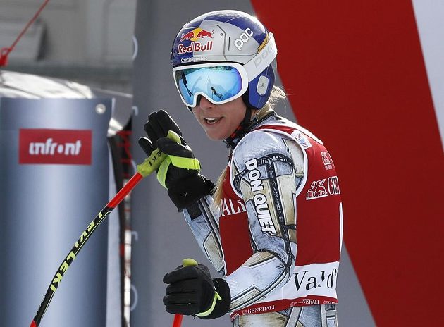 Ester Ledecká v cíli super-G ve Val d'Isere spokojeně sleduje aktuální tabulku, která jí přiřkla prozatimní první místo.