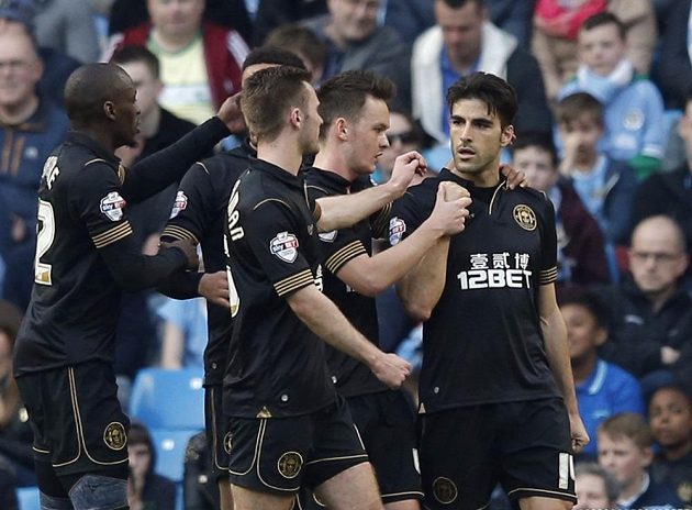 Fotbalista Wiganu Jordí Gómez (vpravo) slaví se spoluhráči gól proti Manchesteru City ve čtvrtfinále FA Cupu.