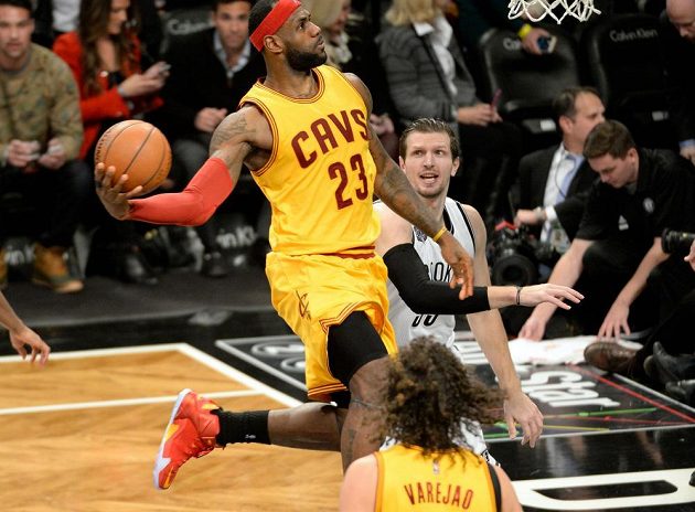 Basketbalista Clevelandu LeBron James pomohl osmnácti body k výhře Cavaliers nad Brooklynem.