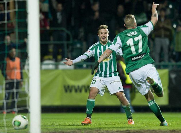 Jakub Hora (vpravo) z Bohemians 1905 se raduje z gólu, vlevo je jeho spoluhráč Petr Nerad.