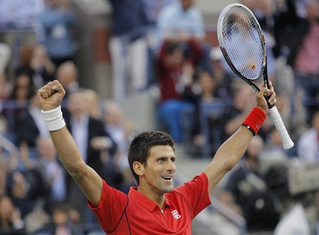 Srb Novak Djokovič se raduje ve finále US Open proti Rafaelu Nadalovi po proměněném brejkbolu, jemuž předcházelo 54 úderů.