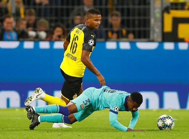 Barcelonský Anssumane Fati padá během utkání Ligy mistrů s Borussií Dortmund po ataku Manuela Akanjiho.