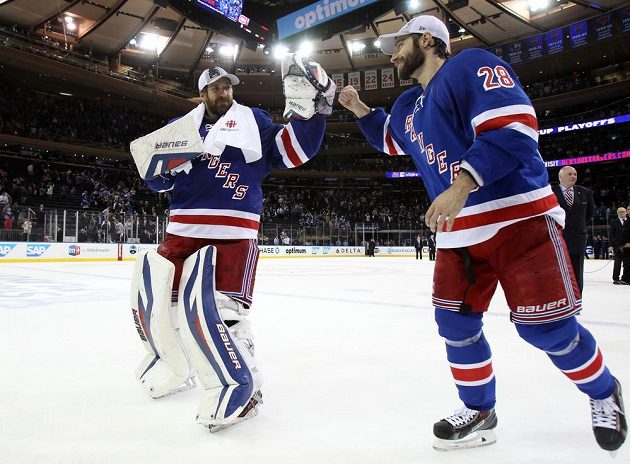 Klíčové postavy Rangers v šestém semifinále brankář Henrik Lundqvist (30) a střelec jediné branky Dominic Moore (28).