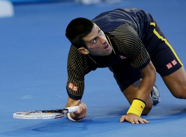 Novak Djokovič nevypusil ve finále Australian Open jediný míč. Útoky soupeře odvracel i vleže.