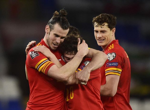 Gareth Bale (vlevo) slaví výhru nad českým týmem se střelcem jediného gólu Danielem Jamesem.