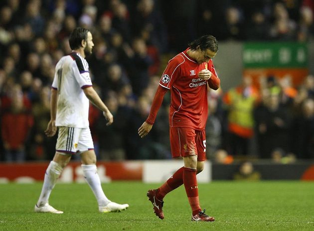 Liverpoolský Lazar Markovič opouští hřiště po vyloučení v utkání Ligy mistrů proti Basileji.