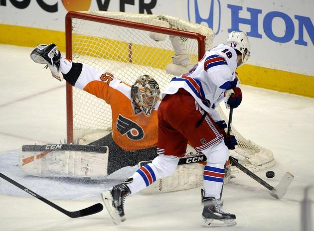 Brankář Mason vychytal při svém šestém startu v play off NHL vůbec první výhru. V NHL působí od roku 2008.