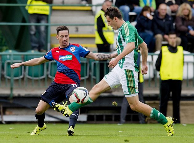 Zleva Milan Petržela z Plzně a Milan Havel z Bohemians v utkání 7. kola Synot ligy..
