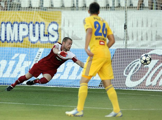 Znojemský brankář Vlastimil Hrubý (vlevo) inkasuje první gól. Přihlíží jihlavský záložník Lukáš Masopust.