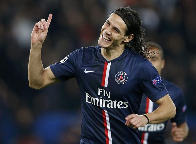 Edinson Cavani z Paris Saint Germain se raduje z branky proti APOEL Nikósie.