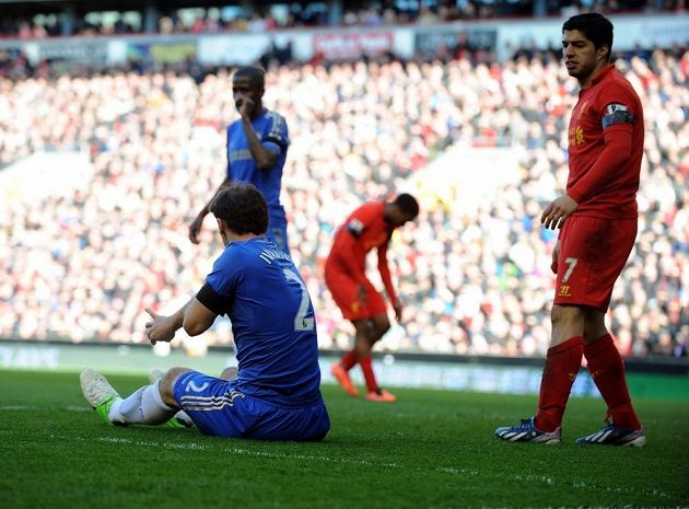 Kousnul mě! Zadák Chelsea Ivanovič si na zemi prohlíží šrám, který mu způsobil Luis Suárez.