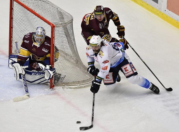 Čtvrtý zápas finále play off první hokejové Chance ligy. Zleva brankář Jihlavy Maxim Žukov, Jaromír Jágr z Kladna a Daniel Bukač z Jihlavy.