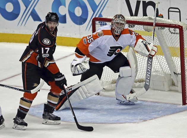 Centr Anaheimu Ryan Kesler, autor hattricku v duelu s Philadelphií, před brankářem soupeře Stevem Masonem.