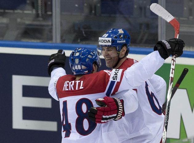 Čeští reprezentanti zleva Tomáš Hertl a Jaromír Jágr se radují z gólu proti Slovensku.